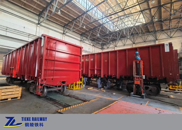 70 Tonnen beladen Bahngondel-Transport-Massen-Kohlen-Erz-Behälter durch Eisenbahn